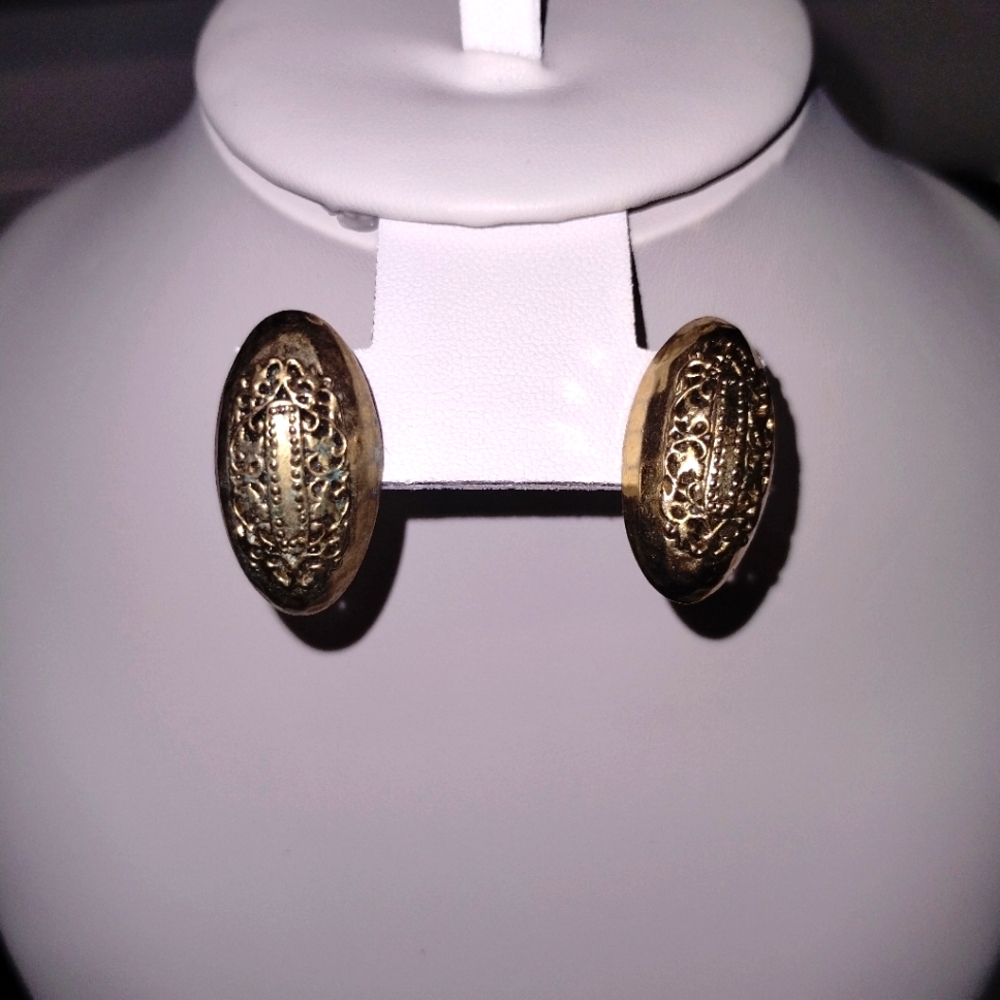 Gold Filigree Oval Earrings